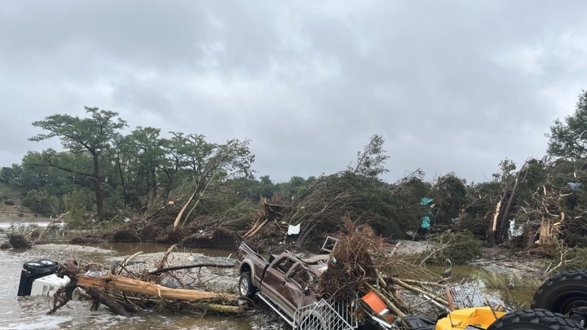 Runa després de les inundacions a l’àrea de Kerr. - EFE/ALEJANDRA ARREDONDO