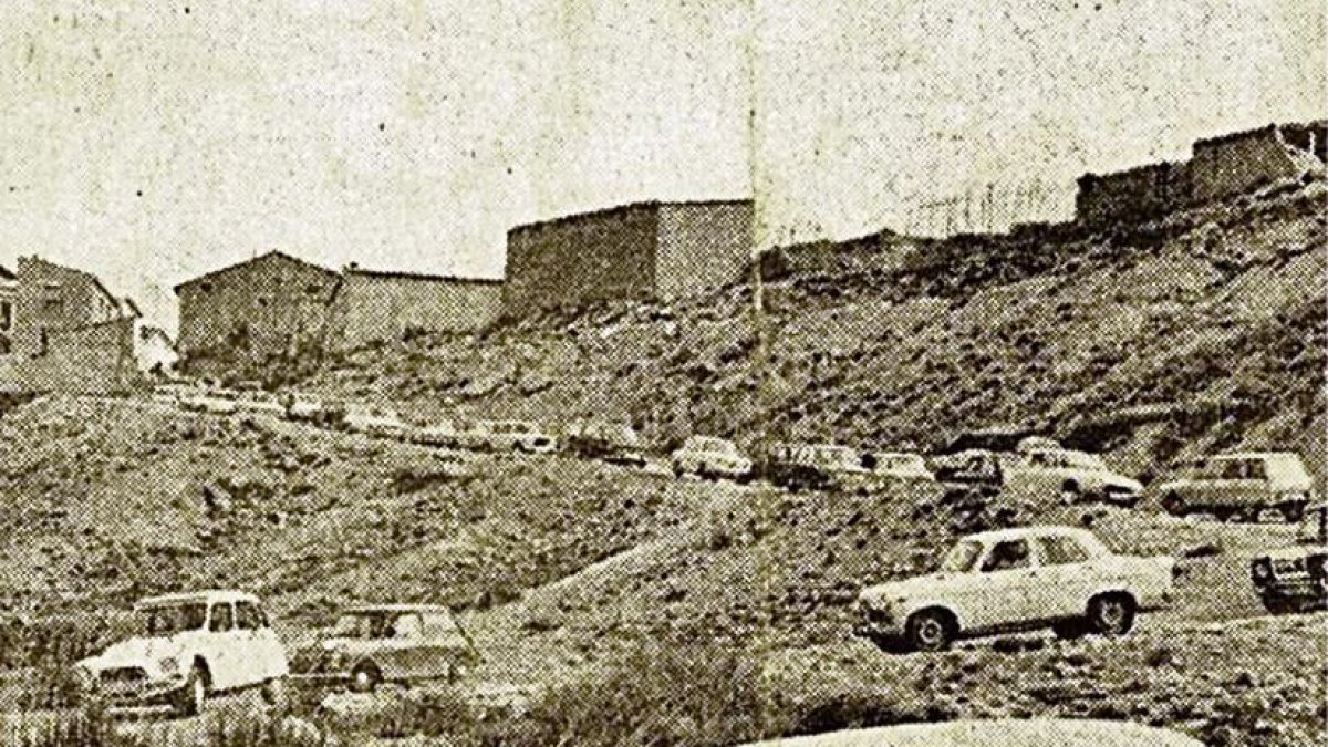 Aquesta caravana de cotxes va viatjar a Osca per protestar contra el projecte de la nuclear al Cinca. - AJUNTAMENT DE XALAMERA