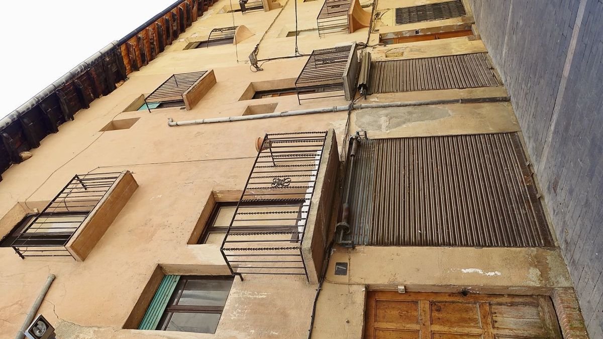 L’edifici està situat al carrer Canonges. - A.L.S.U.