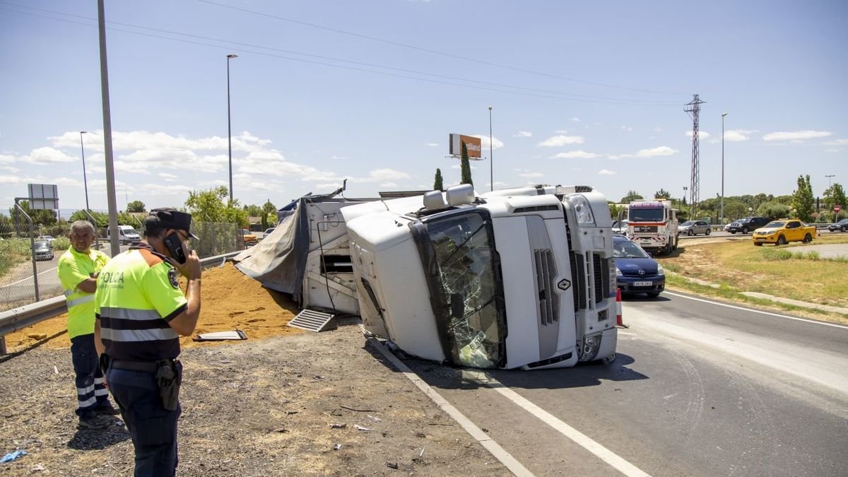 El camión, que transportaba harina animal, volcó a las 12.29 horas. - JORDI ECHEVARRIA