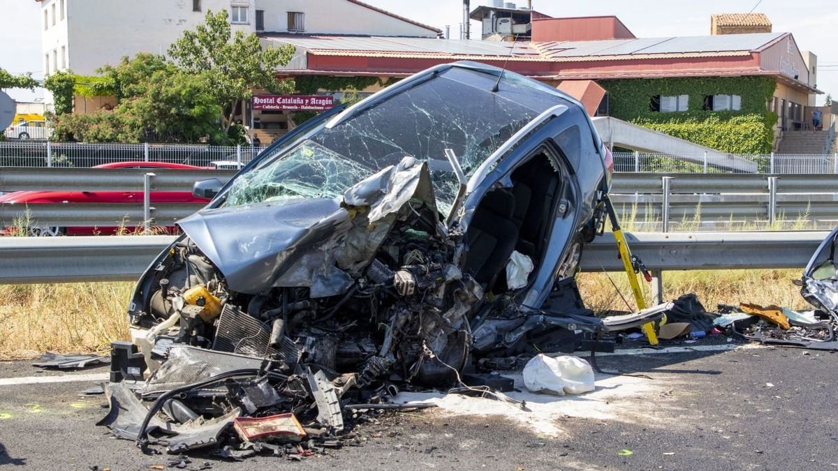 El coche que conducía al vecino de Aitona que murió el domingo a lo A-2 a Soses y que iba contra dirección. - GERARD HOYAS