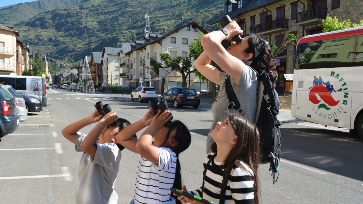 Alumnos de la Escola La Closa en Esterri d’Àneu, avistando nidos de avión común.