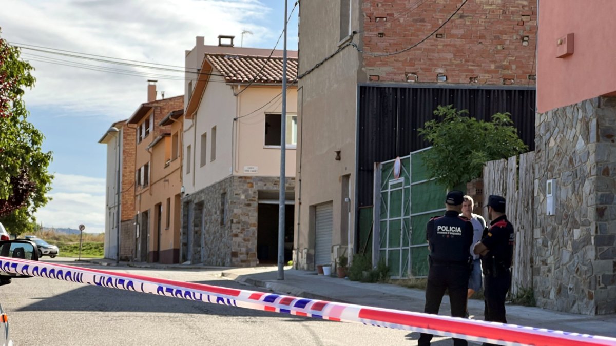 Los Mossos d'Esquadra trabajan en la casa donde ha tenido lugar el tiroteo