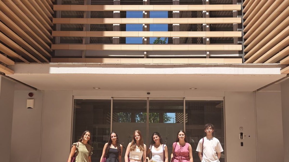 Els sis alumnes de Batxillerat becats per l’IRBLleida. - IRBLLEIDA