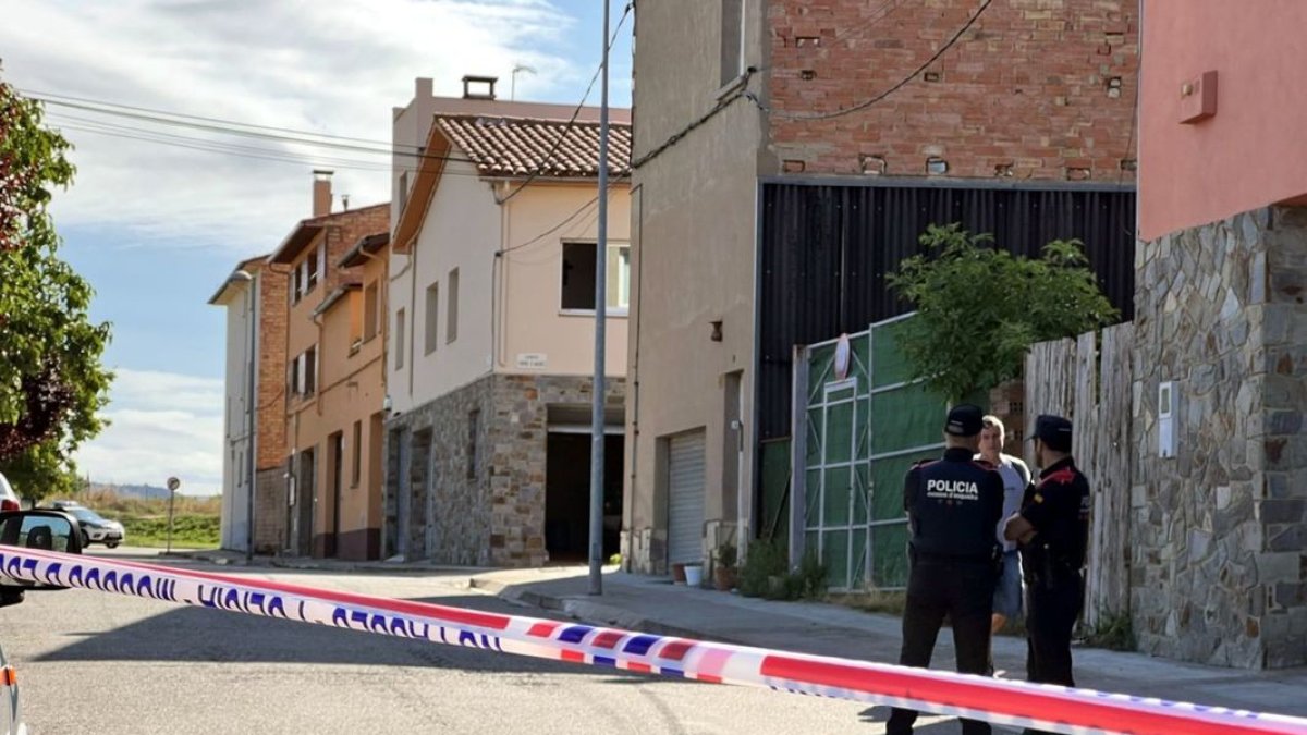 Los mossos frente a la casa donde ocurrió el tiroteo. - ACN