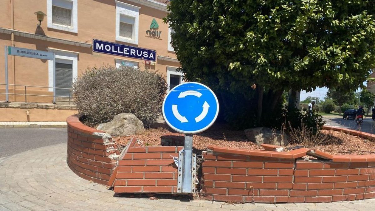 La glorieta de davant l’estació de tren, trencada des de fa mesos, serà reparada aviat. - SEGRE