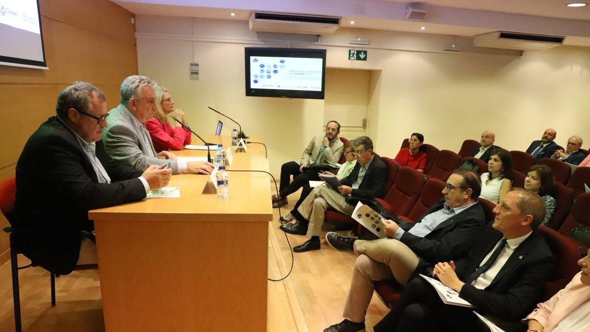 Un moment de la presentació ahir de la memòria a la Cambra de Comerç de Lleida. - MAGDALENA ALTISENT