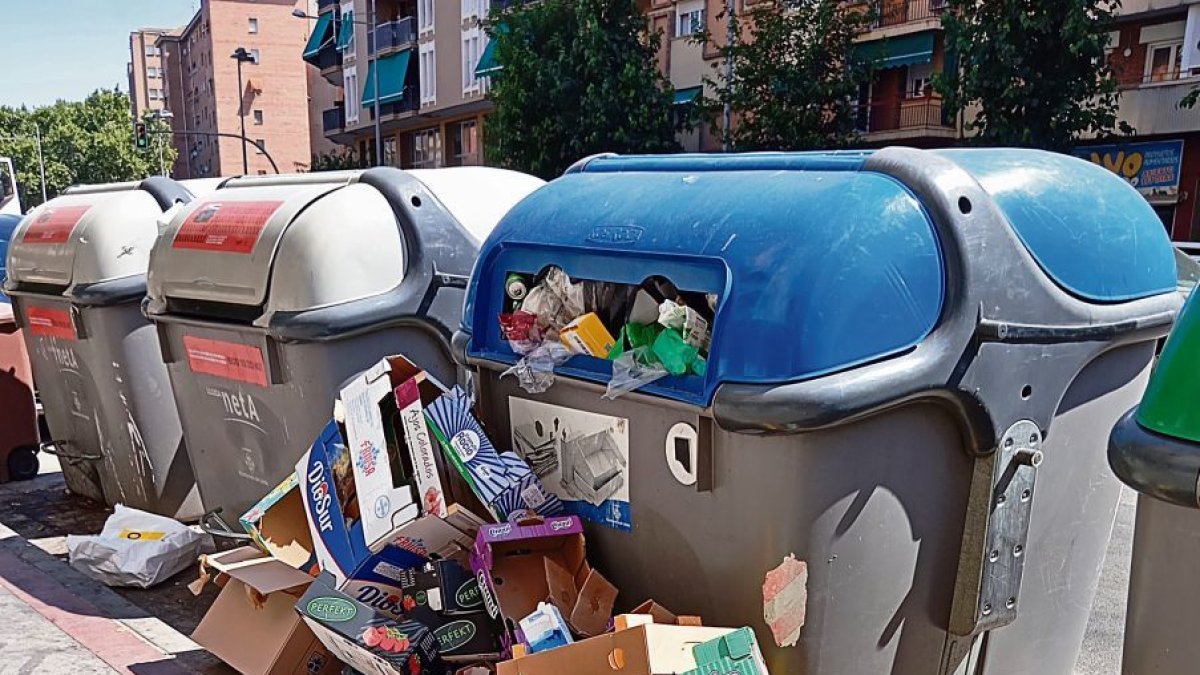 Contenedores saturados en Passeig de Ronda, Lleida.