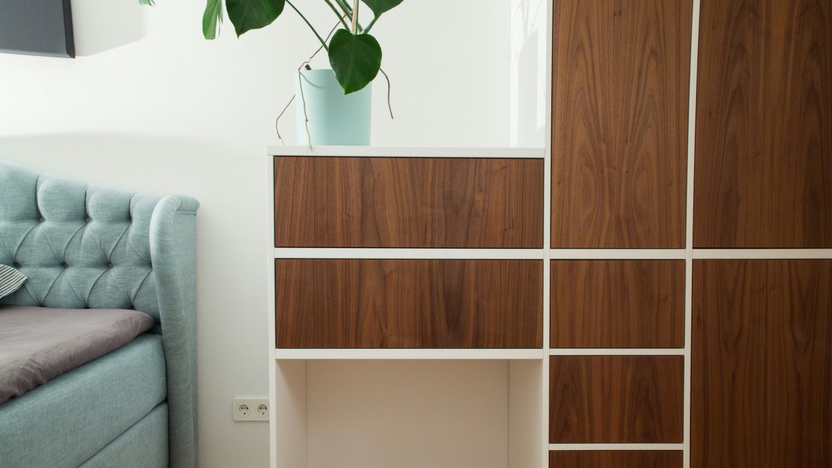Un mueble con componentes de melamina.