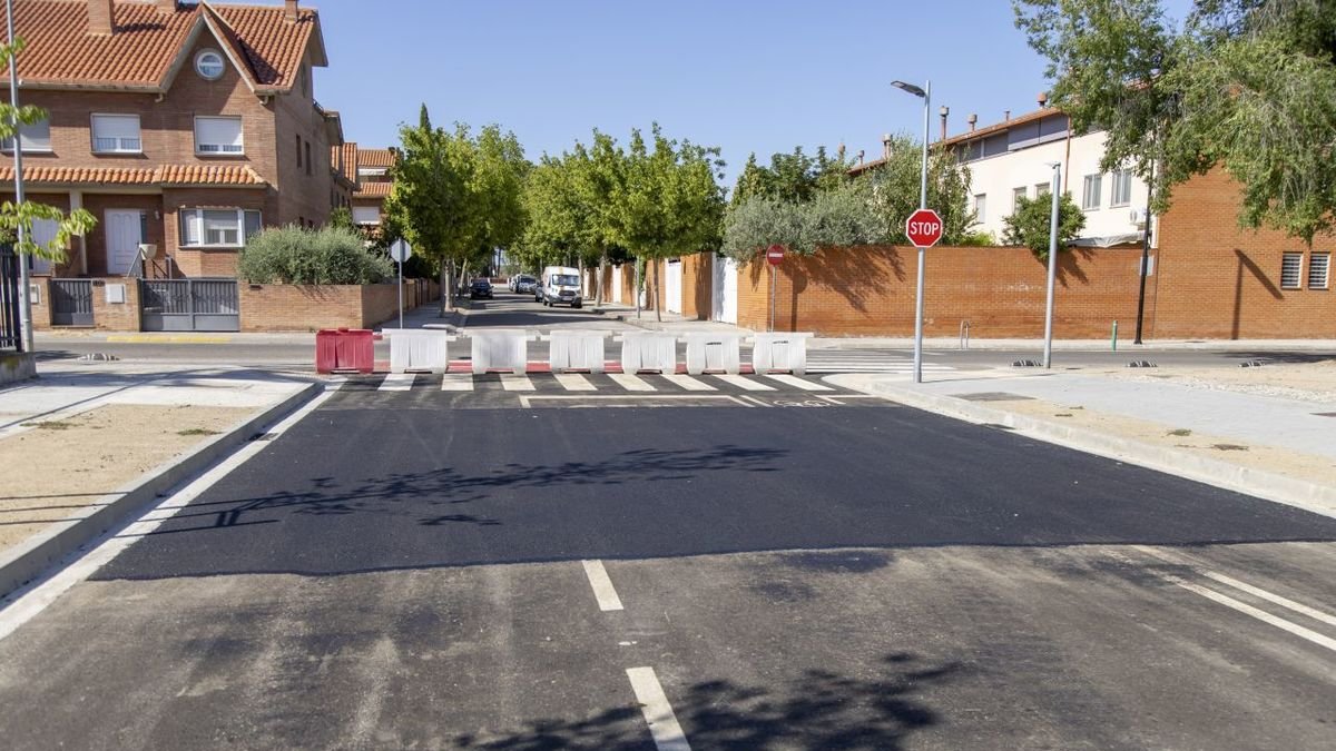 Reasfalten el nou tram del carrer del Roure a causa del mal estat - JORDI ECHEVARRIA