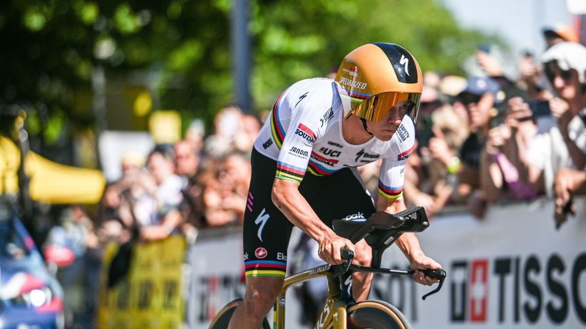El belga Remco Evenepoel durant la contrarellotge d’ahir a Caen. - EUROPA PRESS