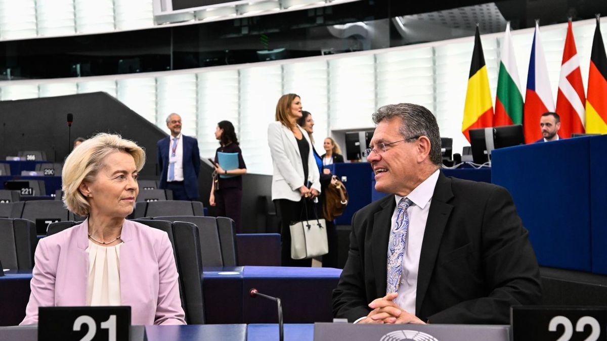 Ursula von der Leyen, ahir, amb el negociador de la UE. - LAURIE DIEFFEMBACQ / PARLAMENT EUROPEU