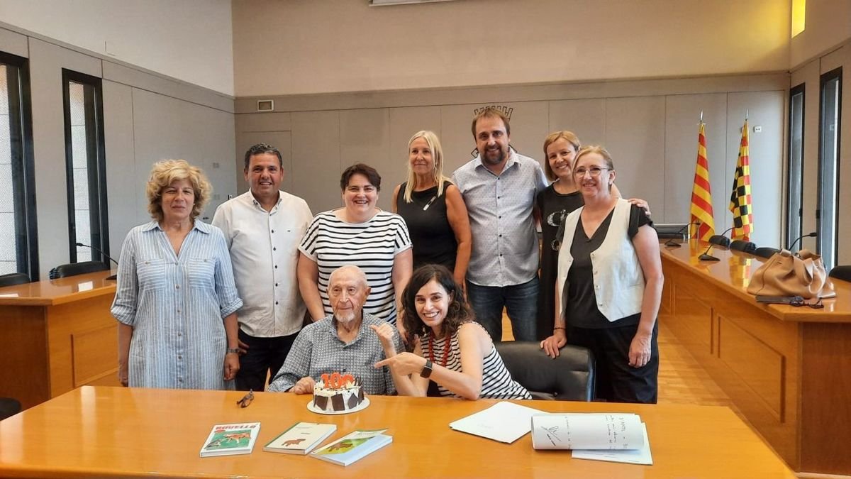 Vallverdú, con un pastel de aniversario, en la entrega del original a la editorial Salòria en Balaguer. - IEI