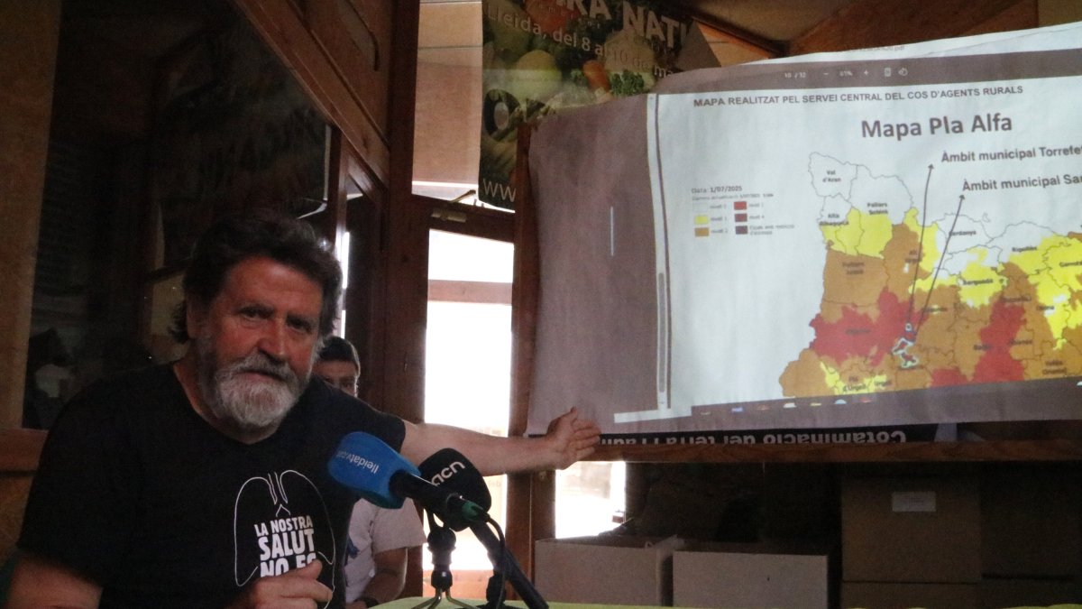 El secretario general de Ipcena, Joan Vázquez, con el mapa del Plan Alfa.