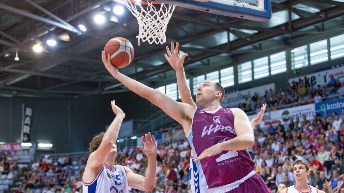 Cameron Krutwig volverá a vestirse de burdeos las dos próximas temporadas.