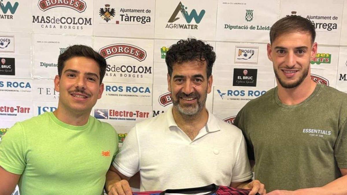 Dani Vargas y Sergi Castelló junto a un directivo del club. - F. GASULL