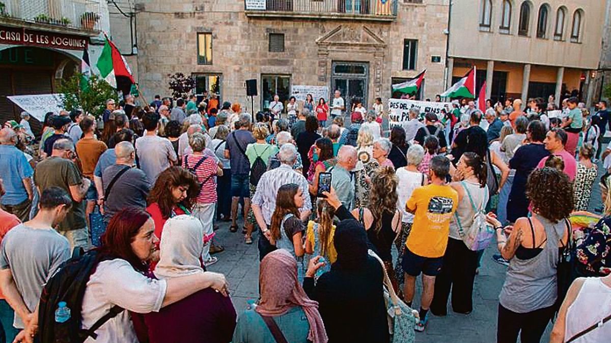 Tàrrega clama per la pau a Gaza- Unes 300 persones es van concentrar ahir en la plaça Major de Tàrrega per demanar la pau a Gaza amb el lema L’Urgell i la Segarra cridem: per la pau a Gaza!. Representants de diverses associacions van llegir un manifest que reclamava “el respecte a la vida” i lamentava “els atacs a escoles, hospitals o zones en les quals es reparteix menjar”. - LAIA PEDRÓS