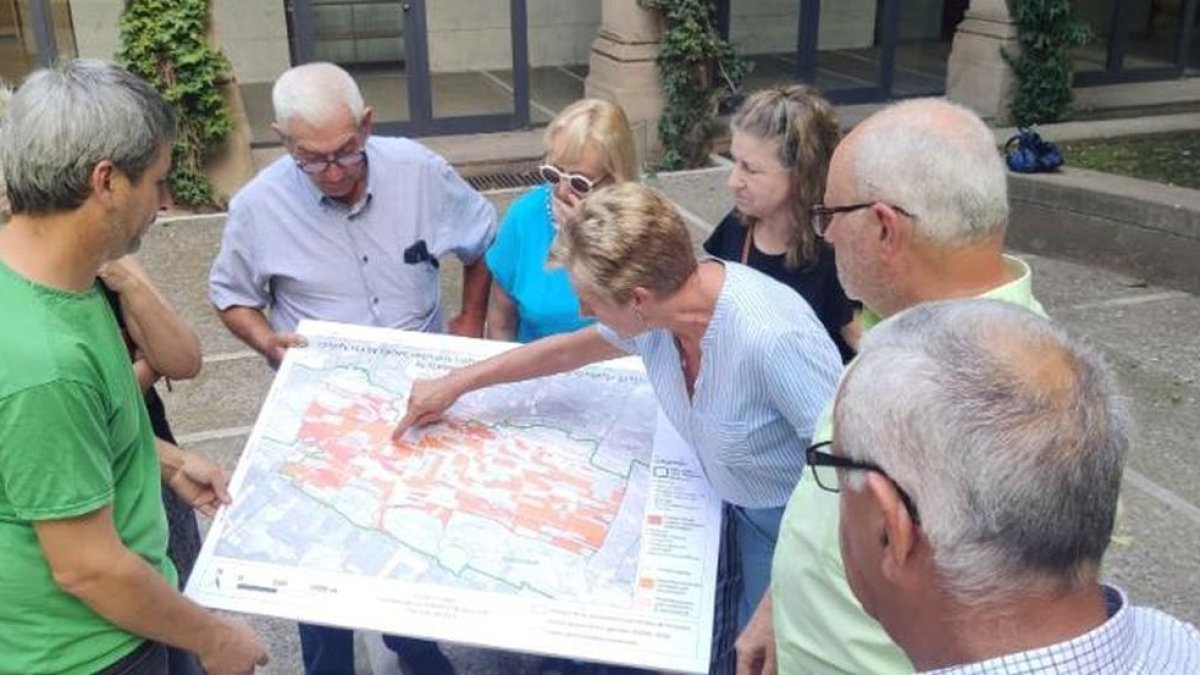 Alguns dels propietaris de la Sentiu afectats. - ACN