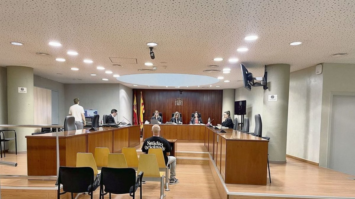 El acusado, ayer en el banquillo de la Audiencia de Lleida. ; Array