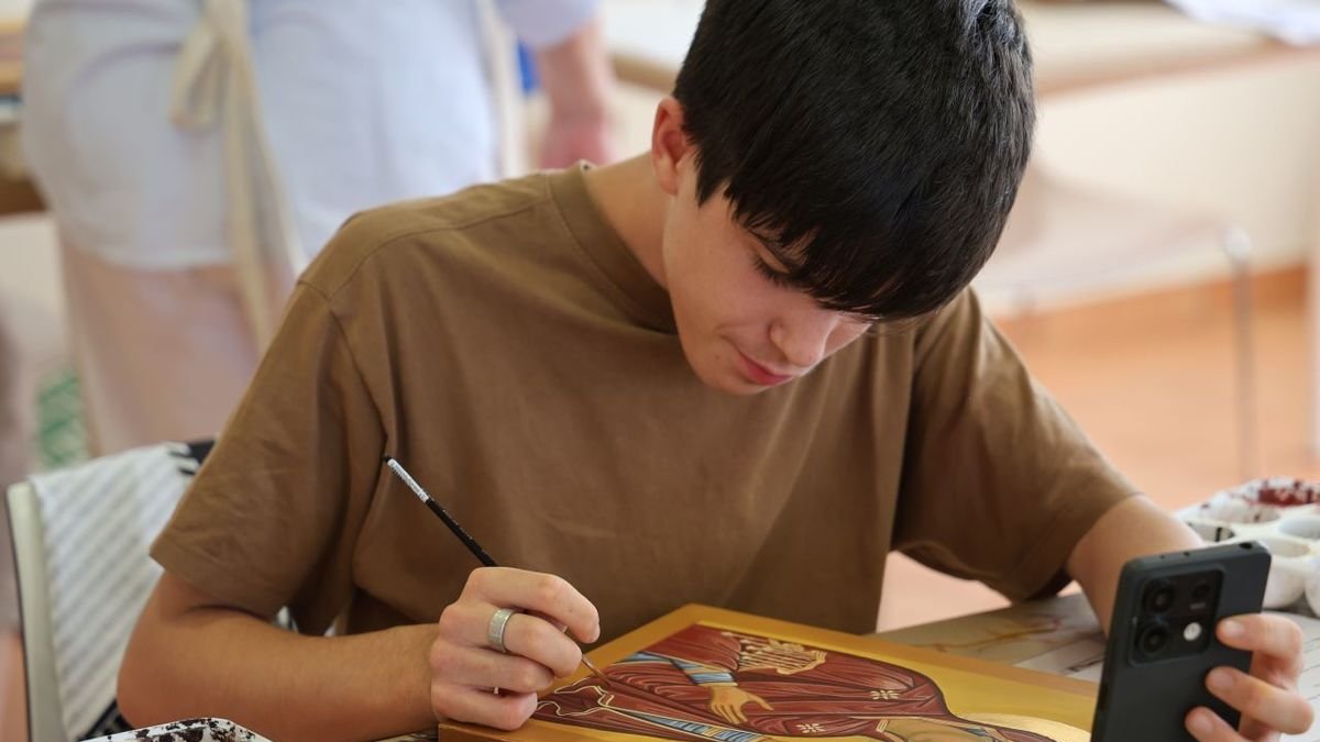 Alumnes de 14 a 70 anys- El taller d’iconografia compta amb alumnes de totes les edats, de 14 a 70 anys, que treballen sobre taules de til·ler seguint el mètode artístic més tradicional. En la jornada inaugural, dissabte passat, van rebre la visita del nou bisbe d’Urgell, Josep Lluís Serrano. - AMADO FORROLLA