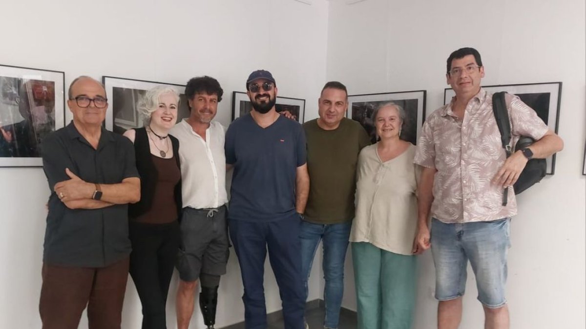 L’impulsor del FotArtC, Jesús Molina (esquerra), el cap de setmana passat amb alguns dels fotògrafs participants en la fira. - FOTARTC