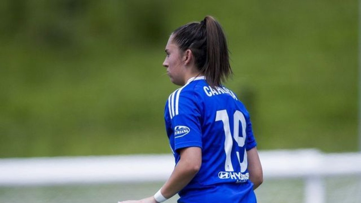 Carlota Acín, durant un partit amb l’Oviedo. - REIAL OVIEDO