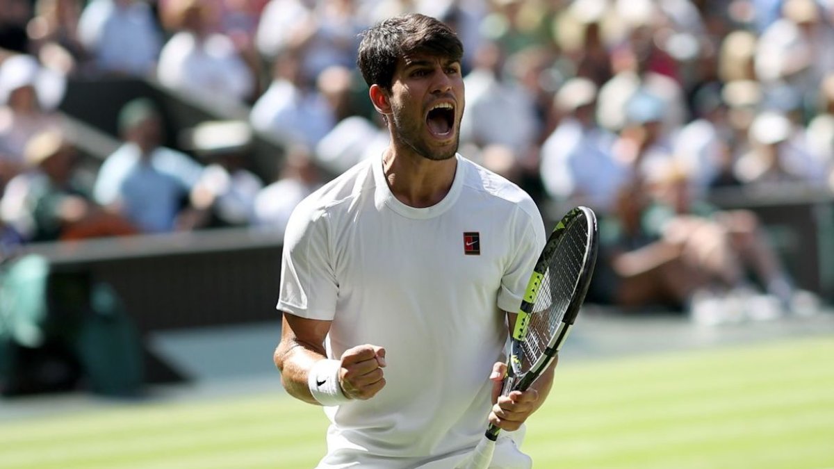 Carlos Alcaraz celebra un dels punts davant de Taylor Fritz. - EFE