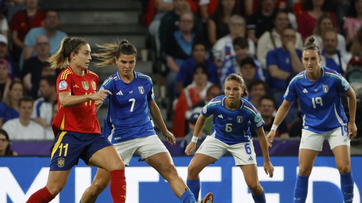 Alèxia intenta avançar amb la pilota controlada entre jugadores italianes. - EFE/ ANA ESCOBAR