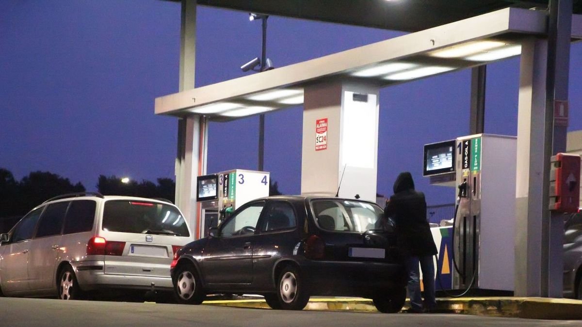 Imagen de archivo de repostaje de carburantes en una estación de servicio leridana. - SEGRE