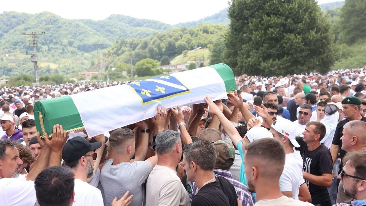 Musulmans bosnians porten fèretres amb les restes de víctimes recentment identificades del genocidi de Srebrenica. - EFE/EPA/HAZIM ALJOVIC