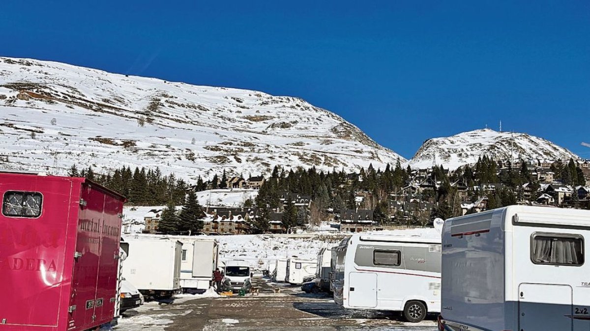 Autocaravanes de temporèrs en parcatge de Baqueira 1.500 en an 2023. - M. CODINAS