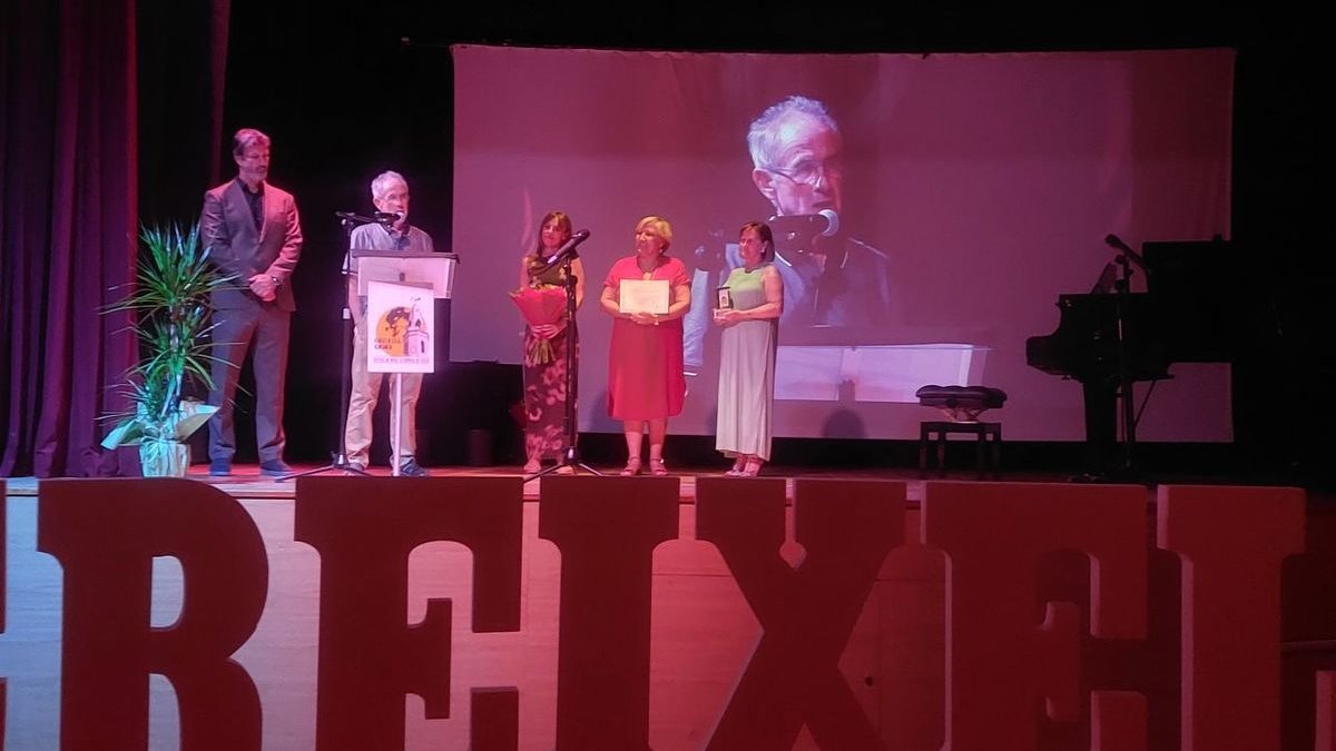 El escritor leridano Pep Coll recibió ayer el Premi Trajectòria en el festival Creixell.Crims. - NEUS CHORDÀ