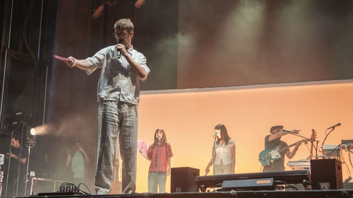 Guillem Gisbert, excantante de Manel, una de las estrellas anoche del festival; derecha arriba, acrobacias aéreas, y abajo, Adrià Salas, cantante de La Pegatina, el jueves. - LAIA PEDRÓS