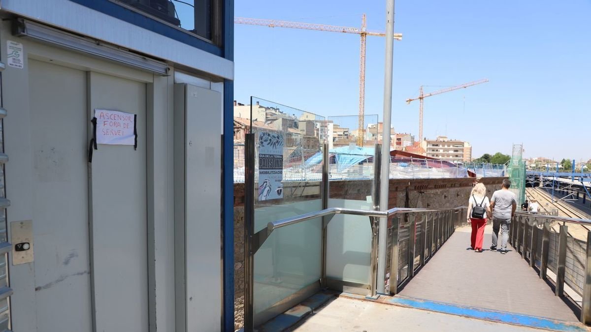 L’ascensor de la passarel·la, fora de servei. - MAGDALENA ALTISENT