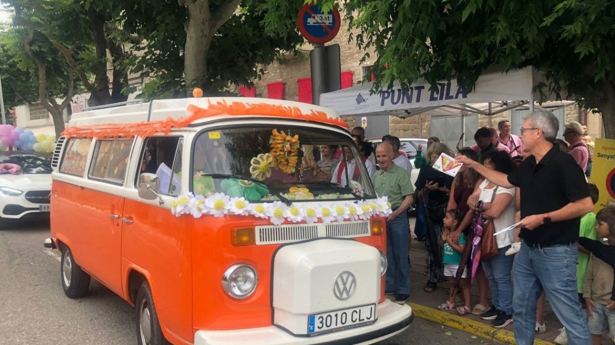 Tradicional bendición de coches en el Portal de l’Àngel de Guissona. - LAIA PEDRÓS