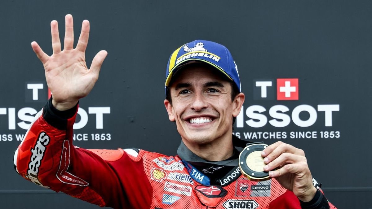 Marc Márquez celebra al podi el seu nou triomf en una carrera esprint, el desè de la temporada, un nou rècord per al de Cervera. - EFE