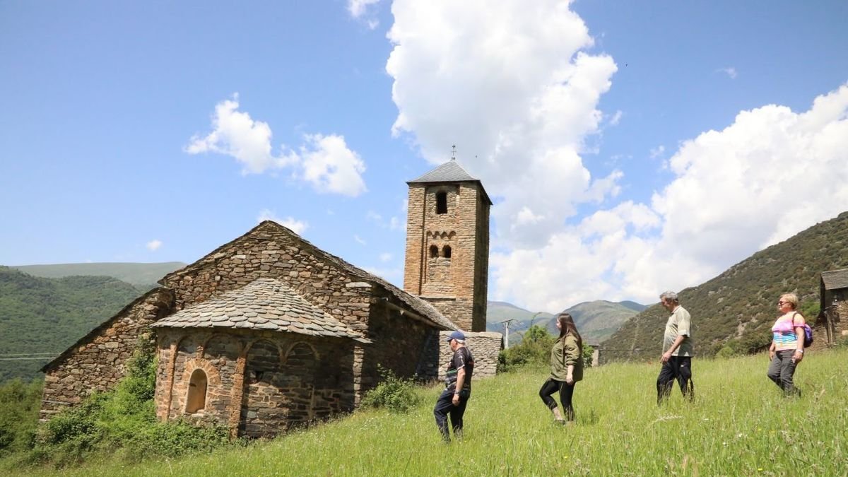 Turistes al costat del temple romànic de Surp, al Pallars Sobirà. - EDGAR ALDANA