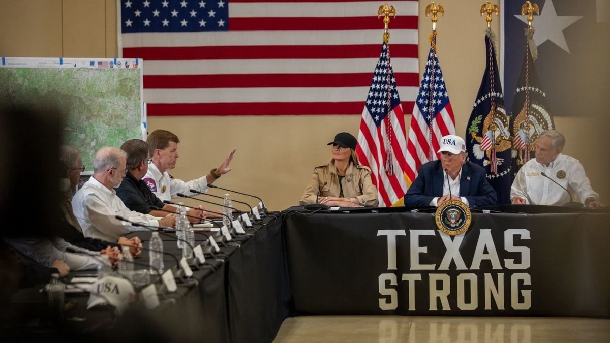 Donald Trump i la seua dona Melania van visitar les zones afectades per les riuades a Texas. - WHITEHOUSE/X