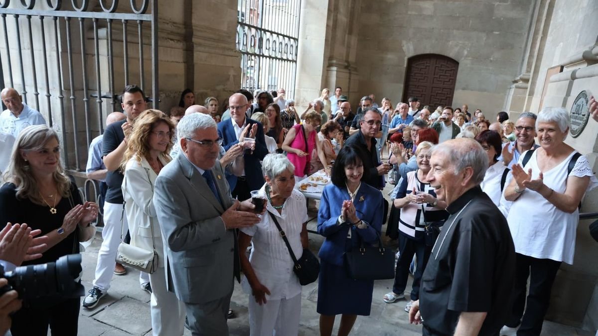 Decenas de fieles esperaron a Salvador Giménez tras la misa para compartir un refrigerio de despedida. - AMADO FORROLLA