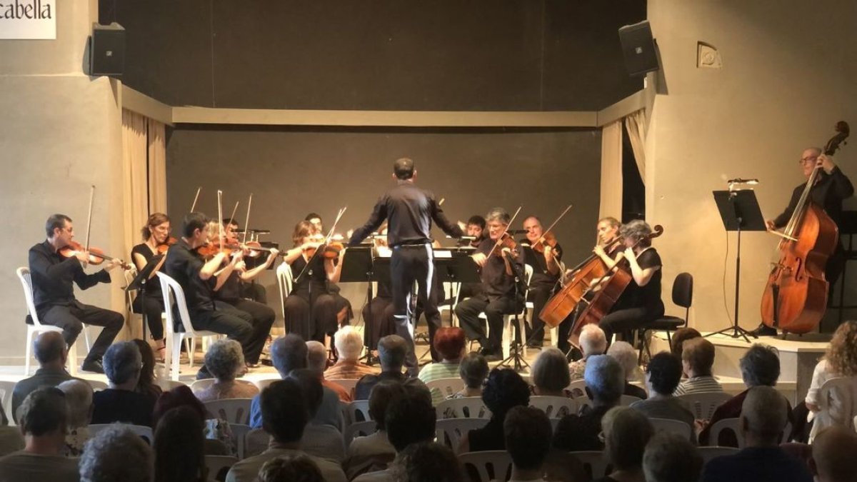 L’Orquestra Julià Carbonell, dirigida per Xavier Pagès-Corella, ahir al castell de Concabella. - LAIA PEDRÓS