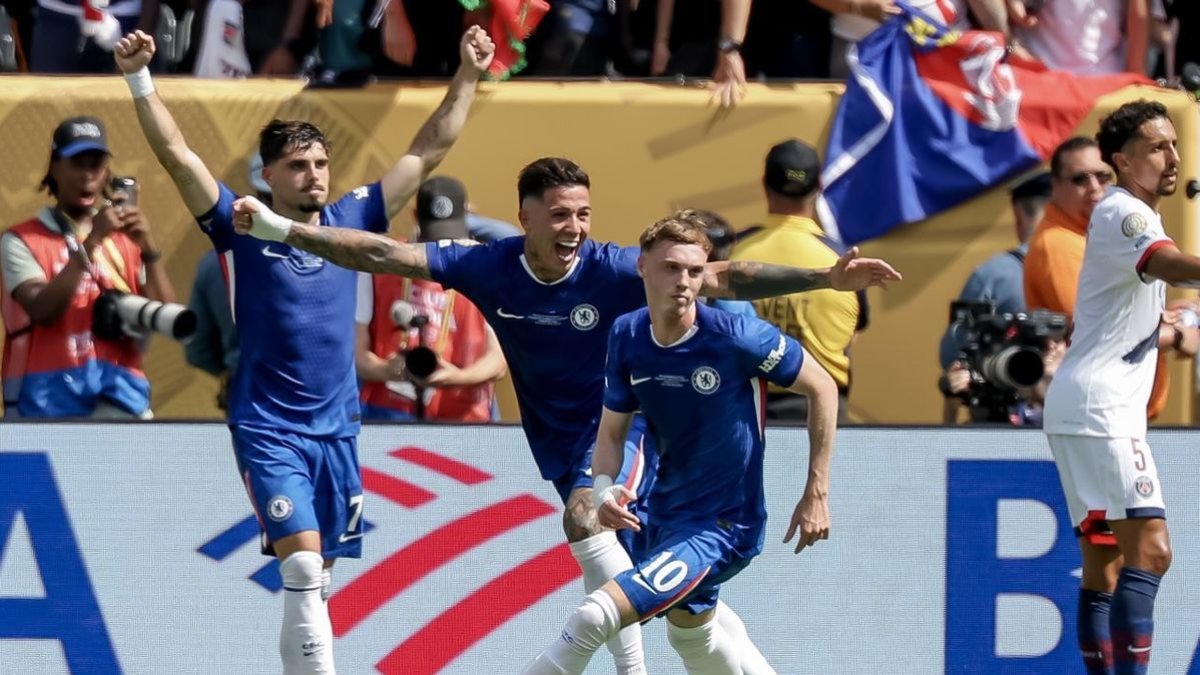 Cole Palmer celebra un dels seus gols amb Enzo Fernández i Pedro Neto. - EFE/JUSTIN LANE