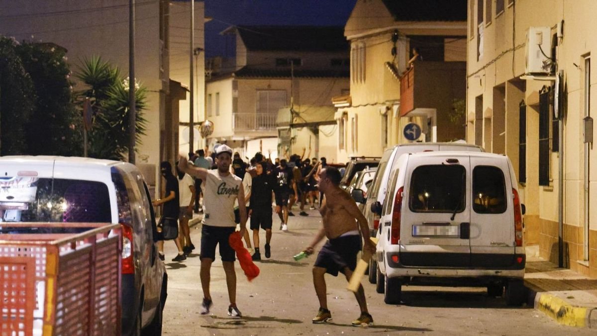 Aldarulls a Torre Pacheco acaben amb cinc ferits i un detingut - MARTÍN C. / EUROPA PRESS