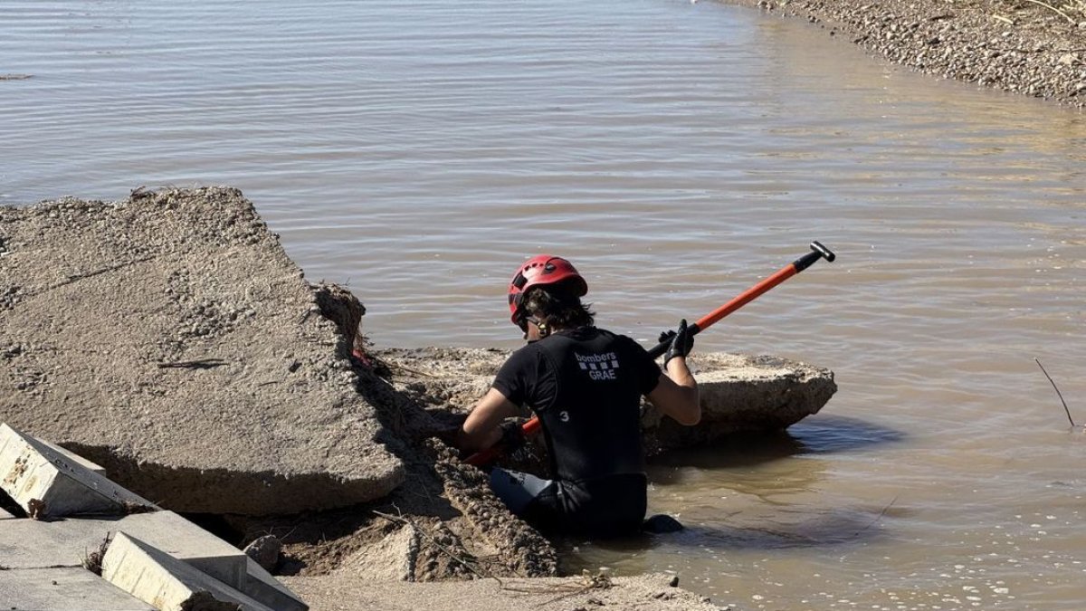 Un membre de l’equip de recerca rastreja una zona del riu Foix.