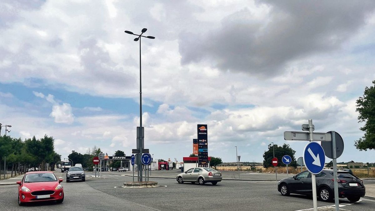 La rotonda entre las av. Tarragona y Josep Tarradellas se ampliará.; Array
