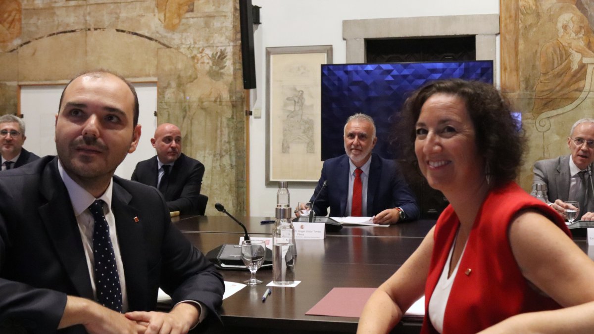 El ministro Ángel Victor Torres y los consellers Alícia Romero y Albert Dalmau presiden la reunión de la comisión bilateral este lunes.