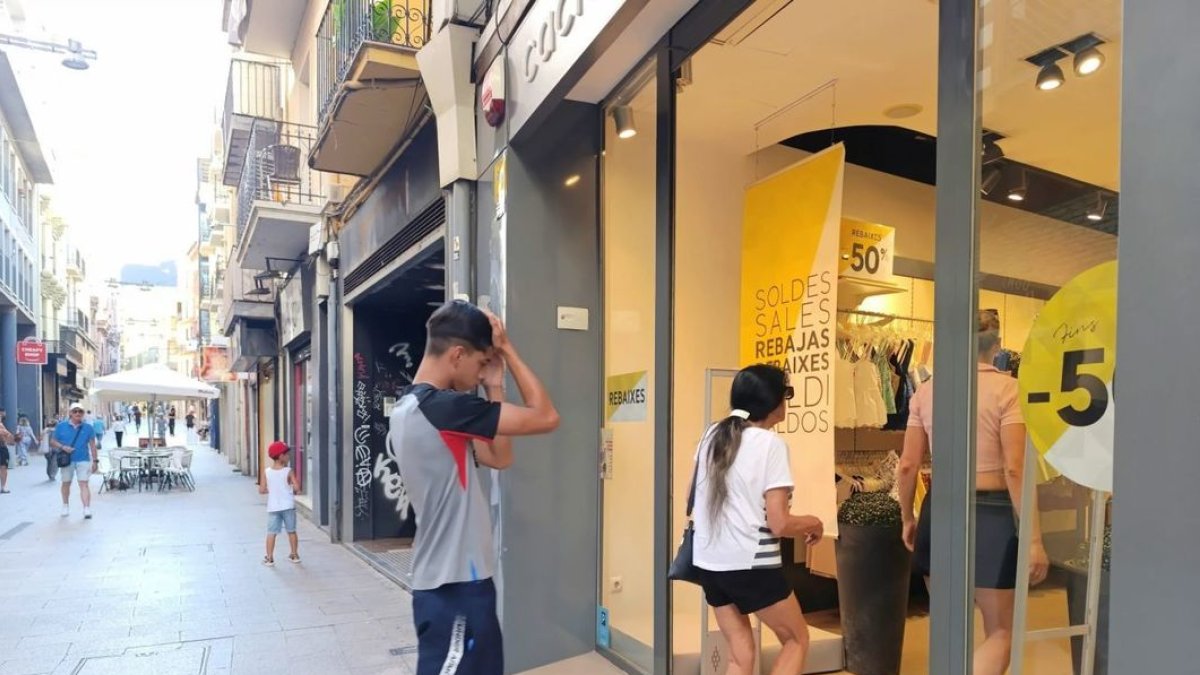 Clientes entrando en un establecimiento comercial de la calle Carme. - S.E.