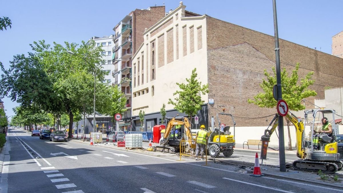 Operarios trabajando ayer en la renovación de farolas en Prat de la Riba. - ÀLEX SAMPER