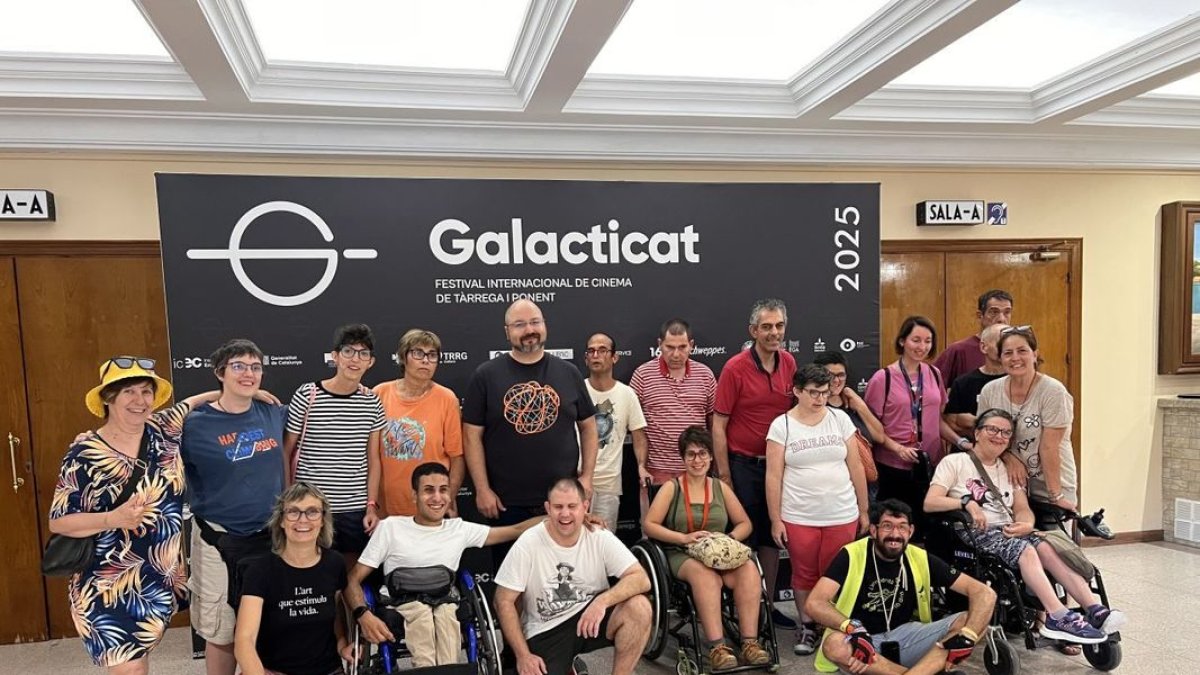 Miembros de la Associació Alba, primeros espectadores ayer del Galacticat en los Cinemes Majèstic. - GALACTICAT