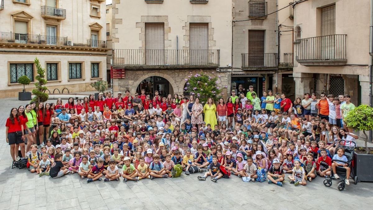 Los 449 jóvenes inscritos en los casals, con representantes del ayuntamiento de Tàrrega, en una foto de familia en la plaza Major de Tàrrega. - AJUNTAMENT DE TÀRREGA