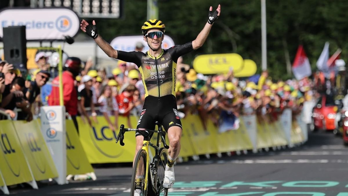 Simon Yates, en el moment de travessar la meta com a guanyador. - EFE